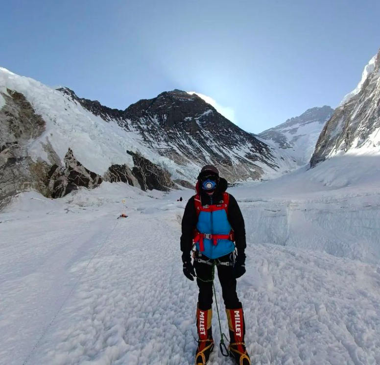 Kenyan Mountaineer Dies on Mount Everest: Search Continues for Missing Sherpa